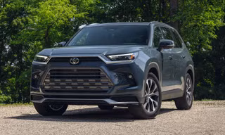 Xe xăng bán chạy, Toyota tiếp tục hoãn sản xuất ô tô điện