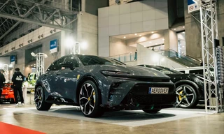 Toyota Crown độ phong cách Ferrari