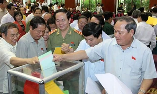 Tiếp tục xem xét việc lấy phiếu tín nhiệm