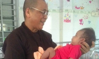 Trẻ sơ sinh hai ngày tuổi bị bỏ rơi trước cổng chùa