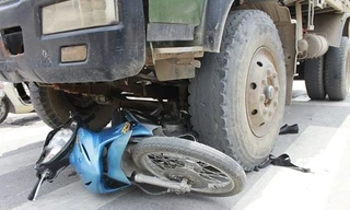 Xe máy 'kẹp 4' lao vào xe tải, tất cả tử vong tại chỗ