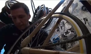 Anh Tây sửa xe đạp tại Hà Nội