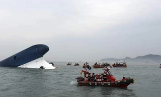 Hiện trường giải cứu nạn nhân chìm tàu ở Hàn Quốc