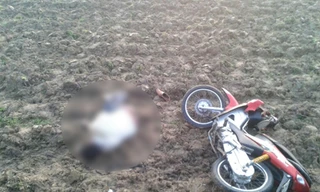 Chiếc xe máy vỡ nát đầu; giày và tất của nạn nhân nằm vương vãi