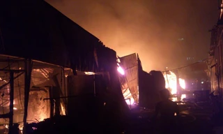 Lửa thiêu rụi dãy hàng quán sau tòa nhà Keangnam