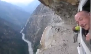 Kinh hãi cảnh ô tô 'bám' sườn núi Himalaya