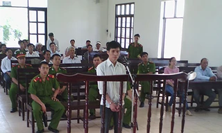 Đâm thủng bụng bị cáo khi kết thúc phiên tòa