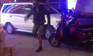 Chàng trai cụt một chân nhảy bốc lửa trên phố