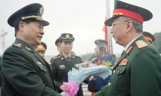 Thượng tướng Nguyễn Chí Vịnh (phải) và Trung tướng Thích Kiến Quốc tại lễ đón sáng 10/3. Ảnh: Nguyễn Minh