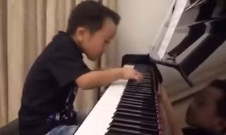 Bé trai 5 tuổi chơi piano quá điêu luyện