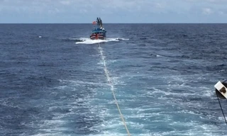 Cứu tàu cá chở 9 thuyền viên thả trôi ở Hoàng Sa