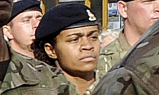 Hơn 200 nữ binh sĩ Anh rời chiến trường vì dính bầu