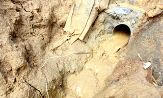 Nước từ trong đường ống ở mũi khoan cửa sau hầm thoát ra ngoài. Ảnh: VnExpress