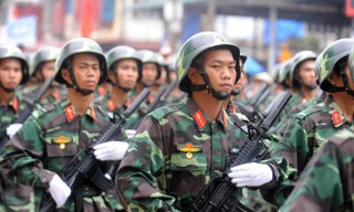 Quân đội diễn tập diễu binh trên đường phố Điện Biên