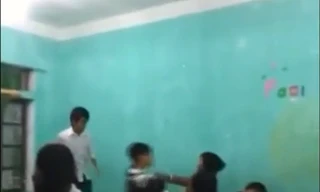 Nam sinh dồn bạn nữ vào tường đánh tới tấp