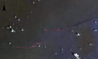 Hình ảnh vệ tinh Trung Quốc vừa cho thấy 3 vệt dầu gần khu vực nghi là nơi chiếc Boeing 777 mất tích. Ảnh: Reuters