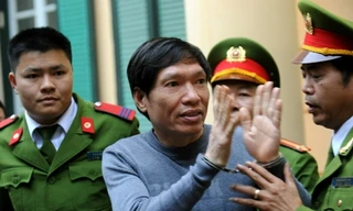  Ông Dương Tự Trọng vẫy chào mọi người trước khi lên xe thùng sau phiên tuyên án. Ảnh: Quý Đoàn (VnExpress)