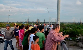 Ngăn cô gái lao theo bạn trai xuống sông Sài Gòn