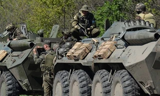 Ukraine đưa hàng trăm tăng, pháo tới miền Đông