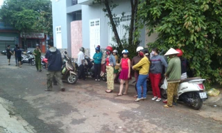 Người dân đến xem hiện trường