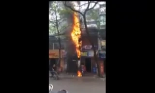 Cột điện cháy, nổ như pháo ở Hà Nội