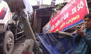 Xe tải tụt dốc nghiền nát xe máy, tông đổ nhà dân