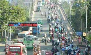 Người dân lũ lượt trở về Sài Gòn sau đợt nghỉ lễ