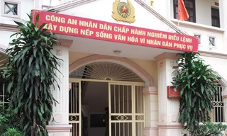 Bắt cóc con nợ trước trụ sở... công an