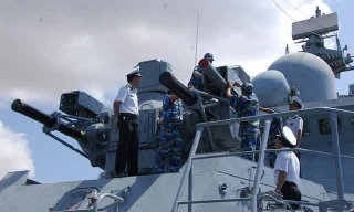 Bộ đội Việt Nam tập sử dụng các loại vũ khí mới