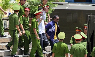 Hai bị cáo bị dẫn giải sau phiên tòa