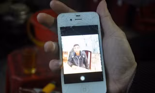 Cô gái cố giằng lại iPhone khi bị cướp kéo lê