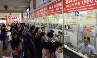 Người dân ồ ạt rời Sài Gòn sau buổi làm việc cuối tuần