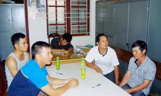 Bốn đối tượng tham gia đánh bạc tại cơ quan công an.