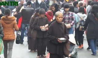 Nhan nhản sư giả xin tiền ở Phủ Tây Hồ