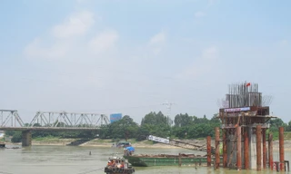 Trụ cầu Việt Trì mới đã nhô cao khỏi mặt nước