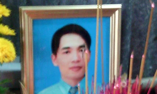 Di ảnh của anh Nguyễn Phú An trước bàn thờ lập vội.