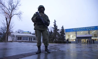 Lính Nga xuất hiện tại một sân bay nước Cộng hòa tự trị Crimea vào sáng 28/2. Ảnh: AP