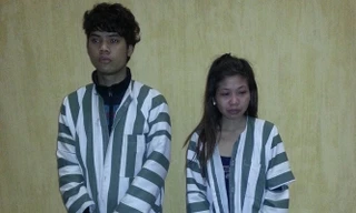 Hai đối tượng Túc và Cúc tại cơ quan công an điều tra