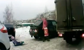 Bé gái 3 tuổi bị ôtô lùi lên người