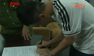 Hình ảnh 2 cầu thủ V.Ninh Bình tra tay vào còng