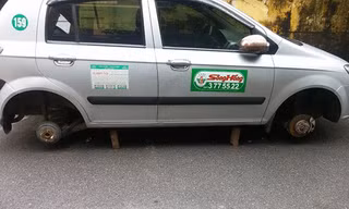 Hai taxi bị tháo trộm bánh xe trong đêm