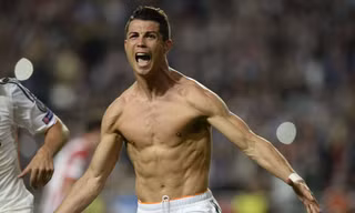 C. Ronaldo cởi áo khoe cơ bắp cuồn cuộn