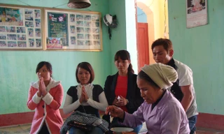 Người dân xứ Thanh đi chùa rút quẻ may mắn đầu năm