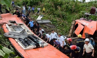 Hiện trường vụ tai nạn thảm khốc khiến 12 người thiệt mạng và hàng chục người bị thương (Ảnh: PV/Vietnam+) 