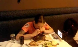 Ăn 2 kg bò bít tết trong 2 phút