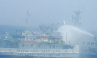 Tàu Trung Quốc vây hãm và phun nước vào tàu kiểm ngư Việt Nam. (Ảnh: Văn Sơn/TTXVN)