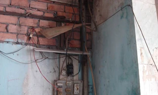 Cột đèn nhiễm điện, bé 8 tuổi bị giật tử vong