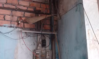 Cột đèn nhiễm điện, bé 8 tuổi bị giật tử vong