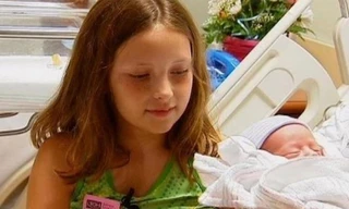 Bé gái 8 tuổi đỡ đẻ cho mẹ