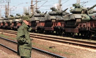 Lính Nga giám sát việc đưa xe tăng của Ukraine rời khỏi Crimea. Với việc đổi mới, quân đội Nga đã có bộ mặt khác ở Crimea - Ảnh: Reuters